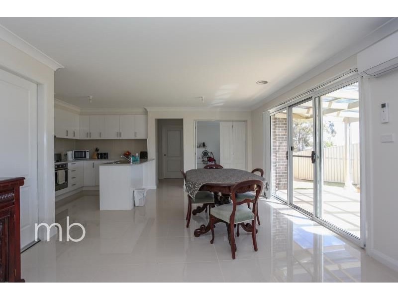 79A William Maker Dr, Orange NSW 2800