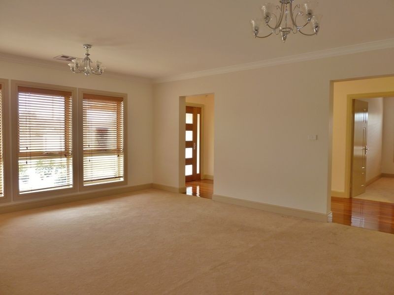 3 Botanic Way, Orange NSW 2800