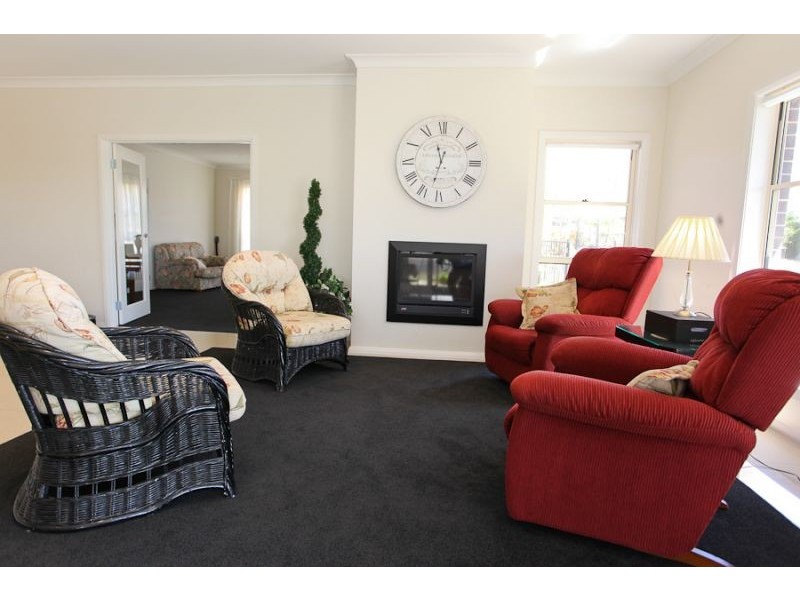 1 Poplars Drive, Orange NSW 2800