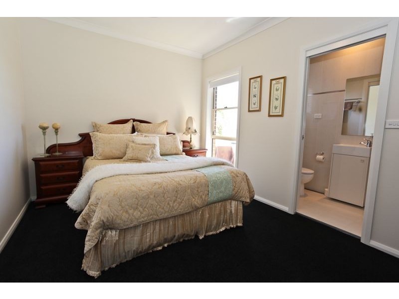 1 Poplars Drive, Orange NSW 2800