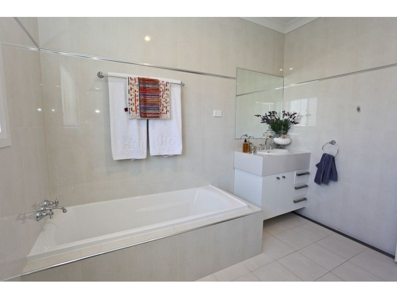 1 Poplars Drive, Orange NSW 2800