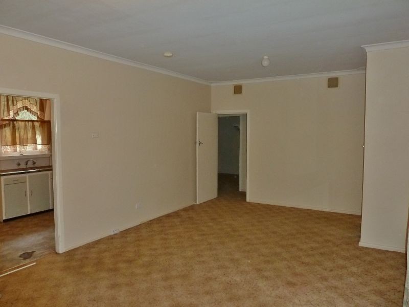 16 McKay Crescent, Orange NSW 2800