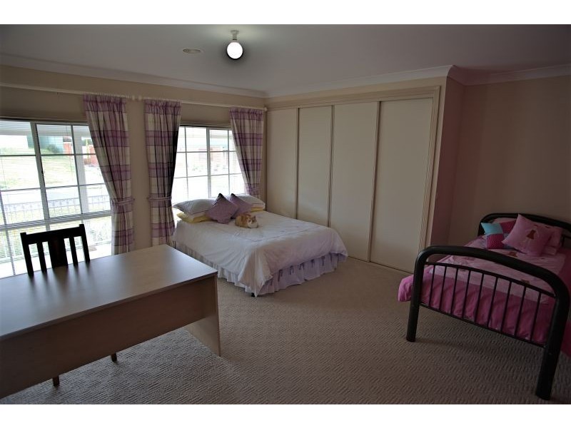 2 Cypress Crescent, Bathurst NSW 2795