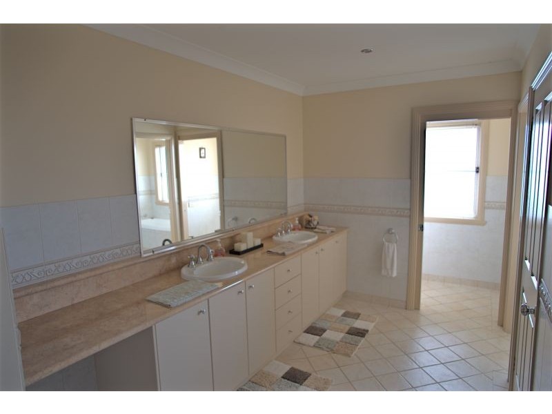 2 Cypress Crescent, Bathurst NSW 2795