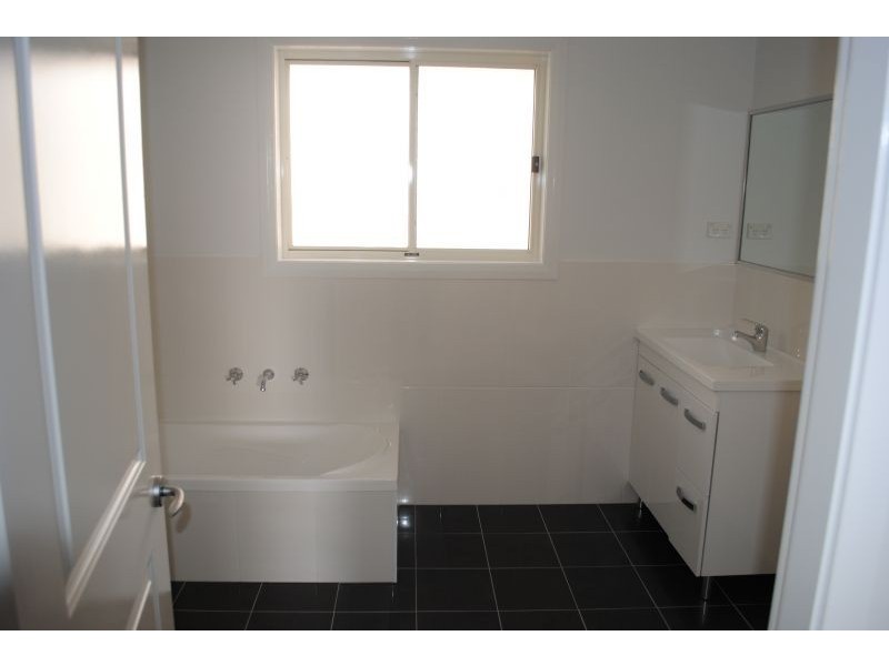 2 Wattle Close, Bathurst NSW 2795