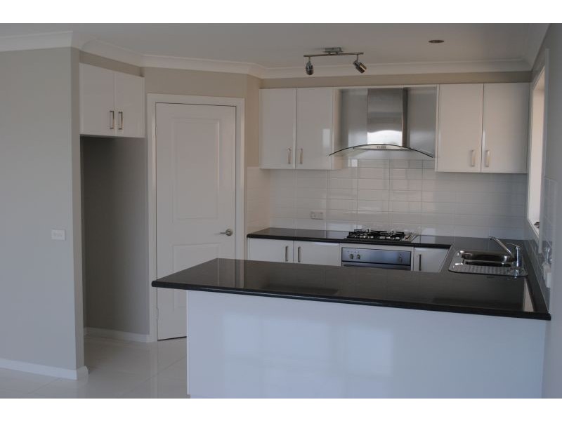 2 Wattle Close, Bathurst NSW 2795