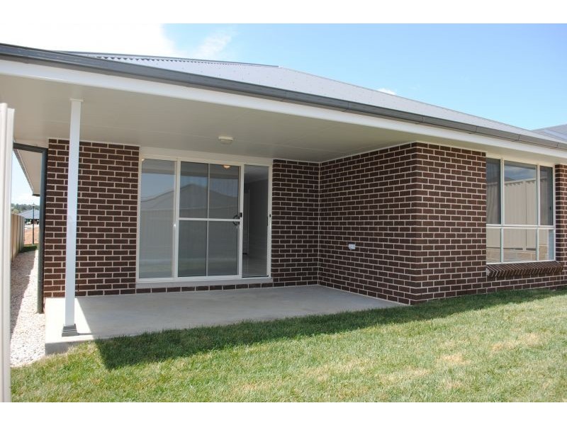 2 Wattle Close, Bathurst NSW 2795