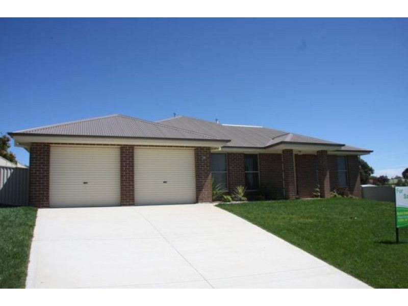 11 Oliver Street, Blayney NSW 2799