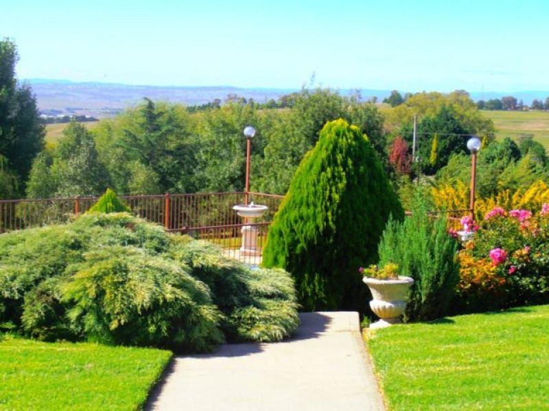 90 Windemere Drive, Bathurst NSW 2795