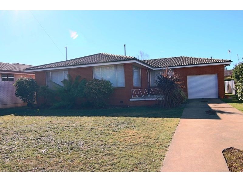 11 James Cook Crescent, Orange NSW 2800
