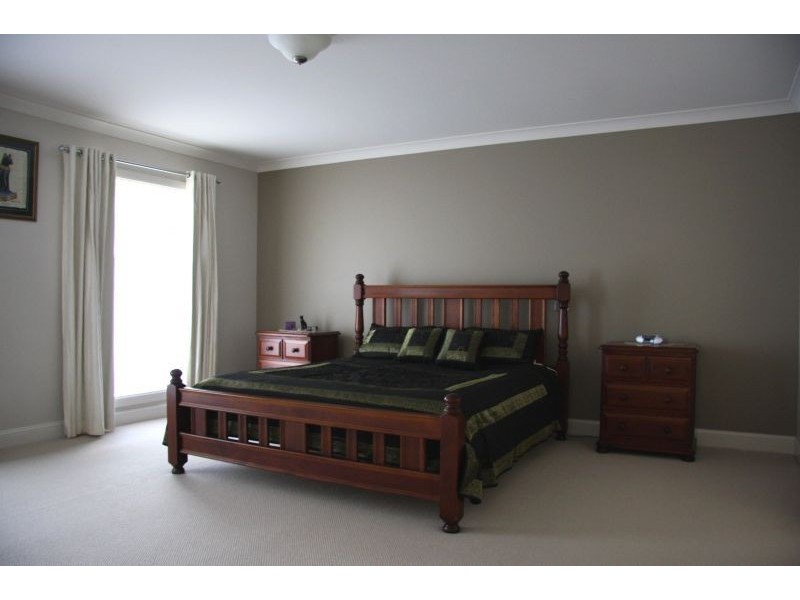 32 James Barnet Drive, Bathurst NSW 2795