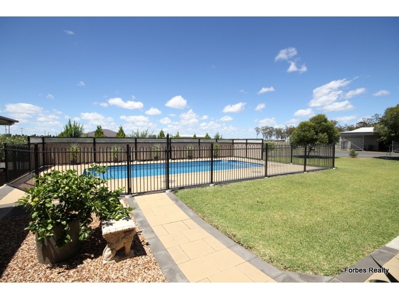 12 Southern Cross Drive, Dalby QLD 4405