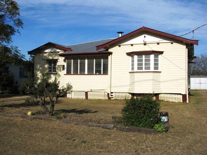 4 Knowles Street, Dalby QLD 4405