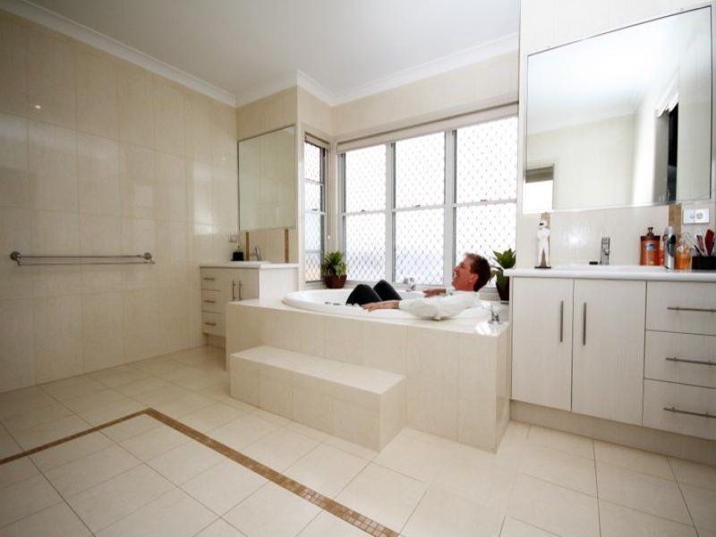 11 Henderson Street, Dalby QLD 4405