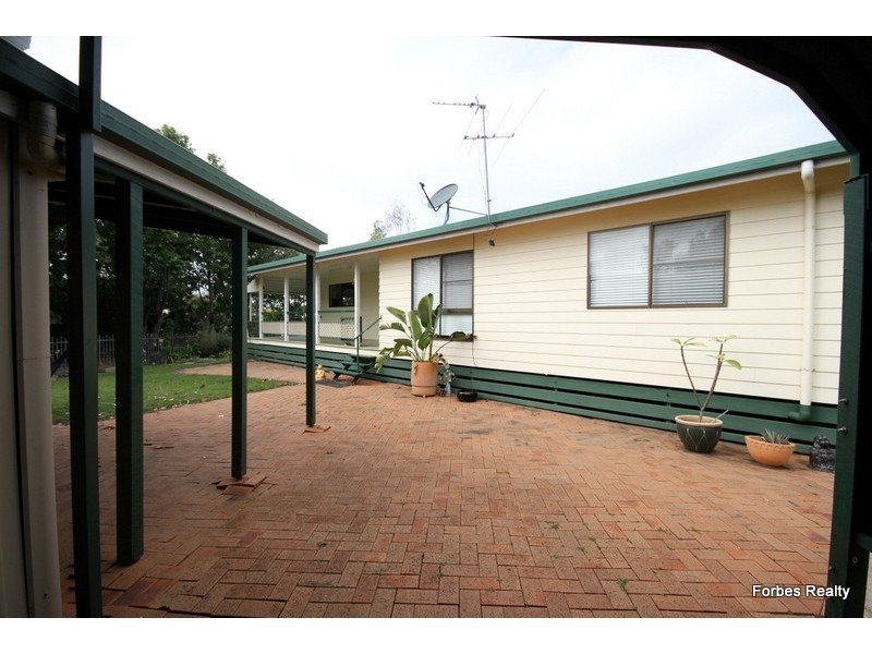 27 College Crescent, Dalby QLD 4405
