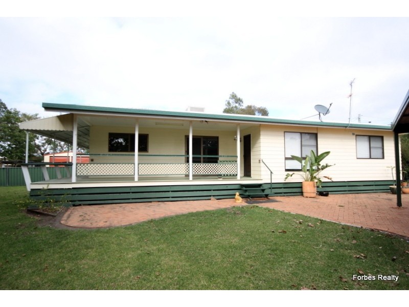 27 College Crescent, Dalby QLD 4405