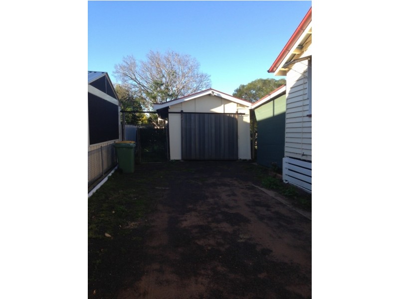 25 Scarlet St, Dalby QLD 4405