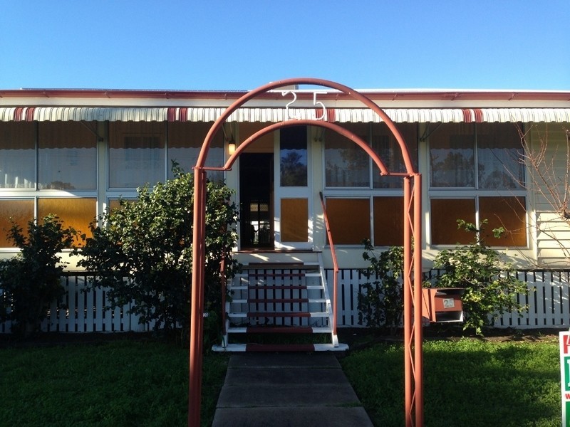 25 Scarlet St, Dalby QLD 4405