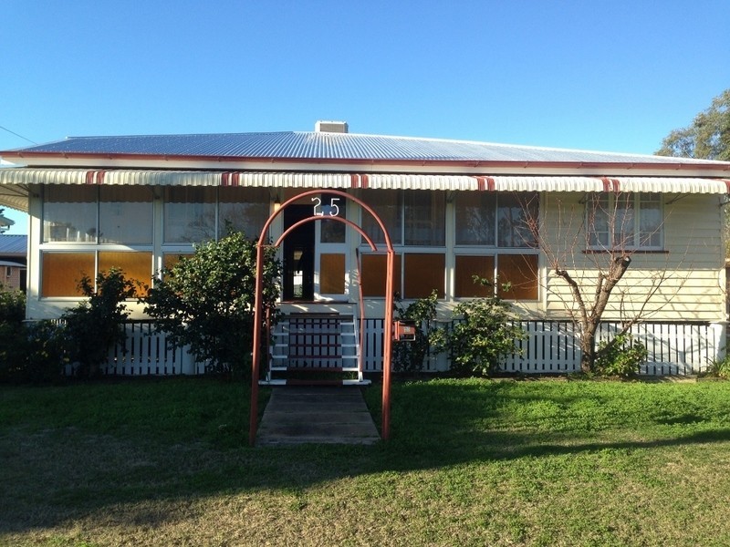 25 Scarlet St, Dalby QLD 4405