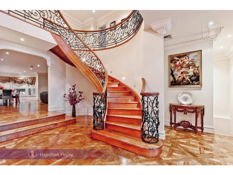 18 Lachlan Grange, Bulleen VIC 3105