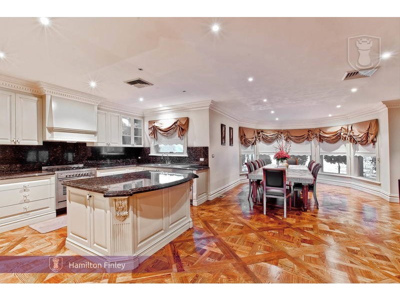 18 Lachlan Grange, Bulleen VIC 3105