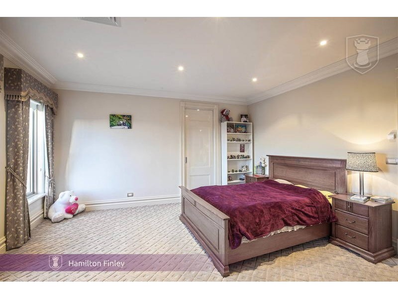 18 Lachlan Grange, Bulleen VIC 3105