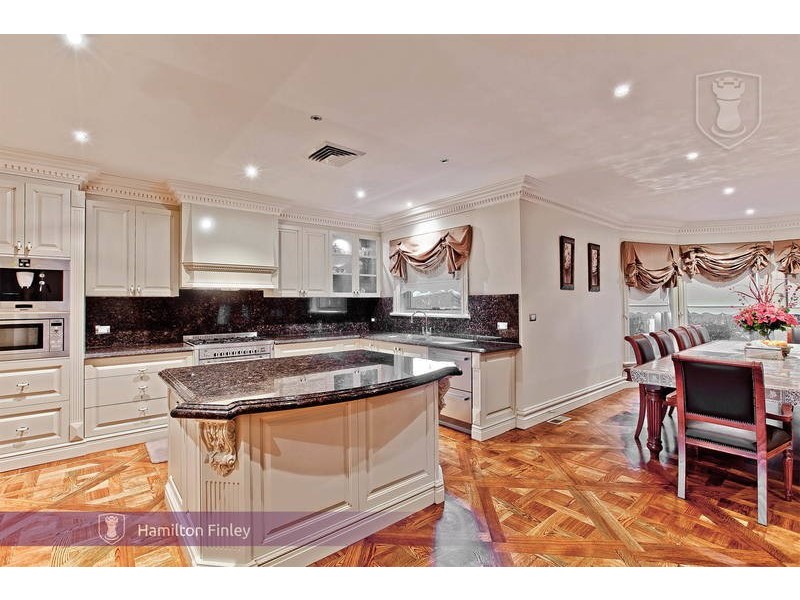 18 Lachlan Grange, Bulleen VIC 3105