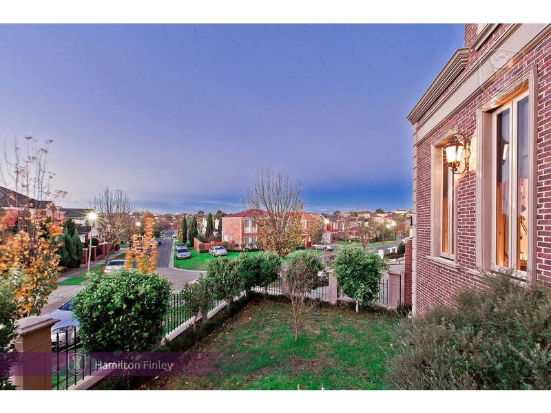 18 Lachlan Grange, Bulleen VIC 3105