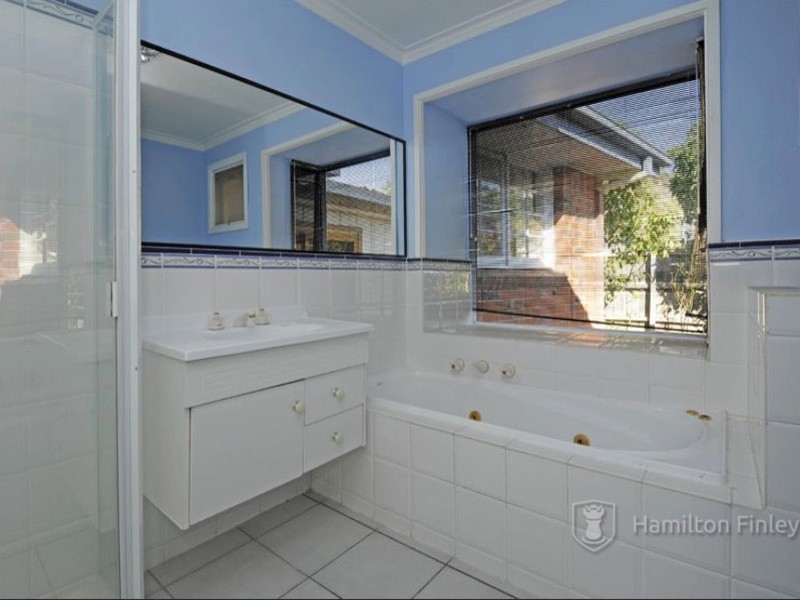 18 Leonard Crescent, Bundoora VIC 3083
