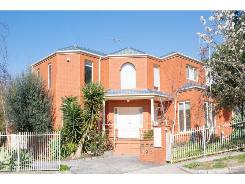 1/2 Stutt Avenue, Doncaster VIC 3108