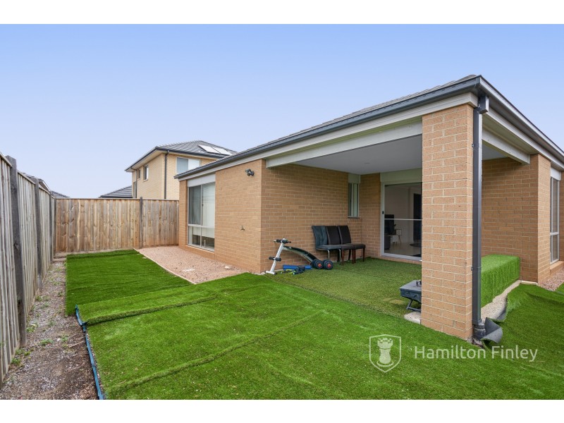 4 Pembridge Avenue, Williams Landing VIC 3027