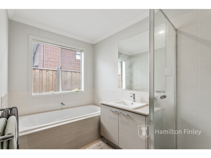 4 Pembridge Avenue, Williams Landing VIC 3027