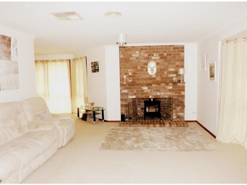 12 Dundee Court, Pakenham VIC 3810