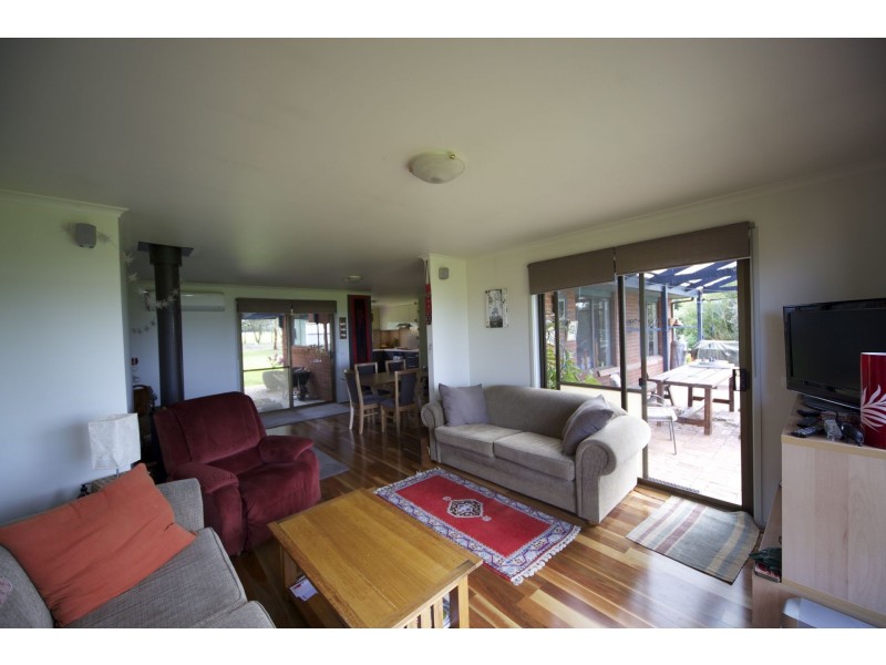 44 South Beach Road, Lake Bolac VIC 3351