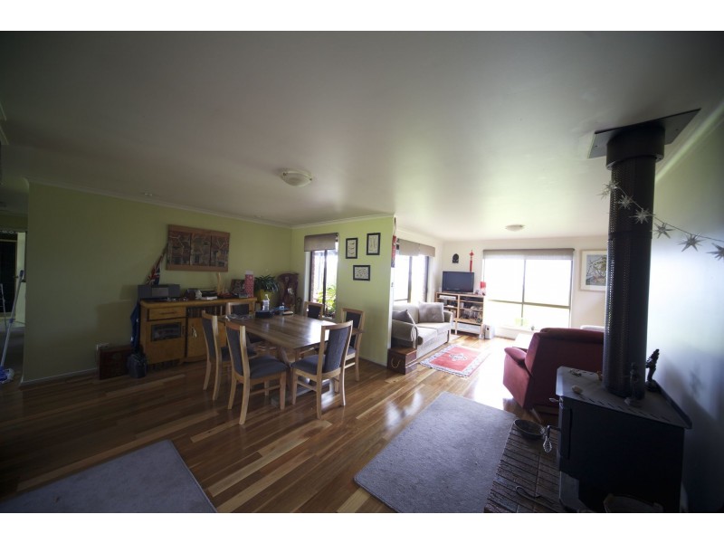 44 South Beach Road, Lake Bolac VIC 3351