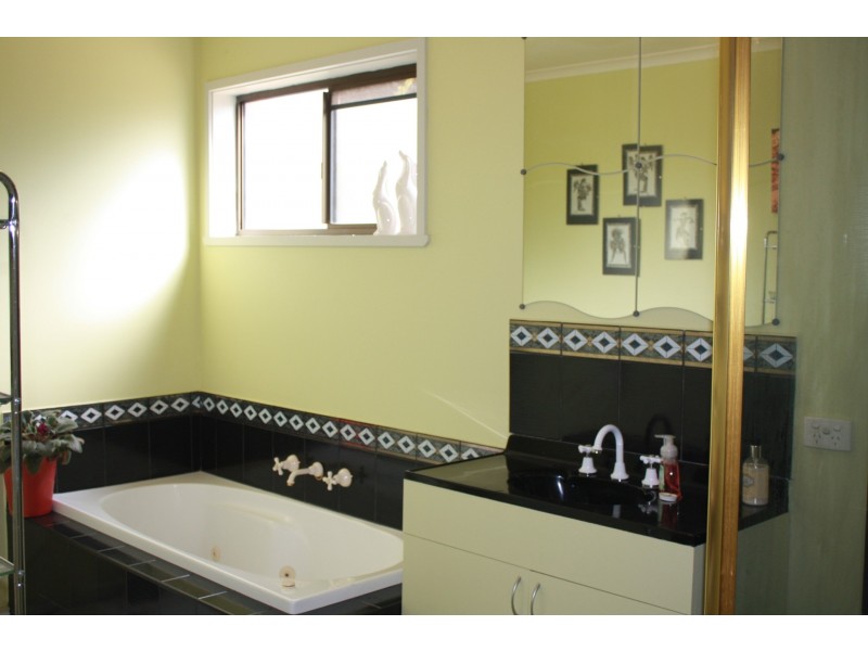 44 South Beach Road, Lake Bolac VIC 3351