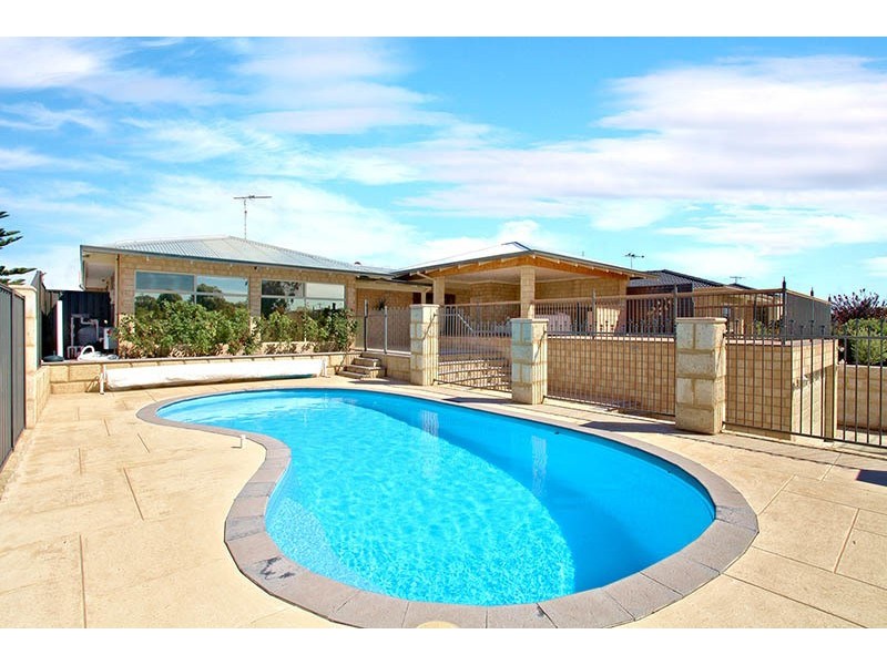 17 Callawa Street, Golden Bay WA 6174