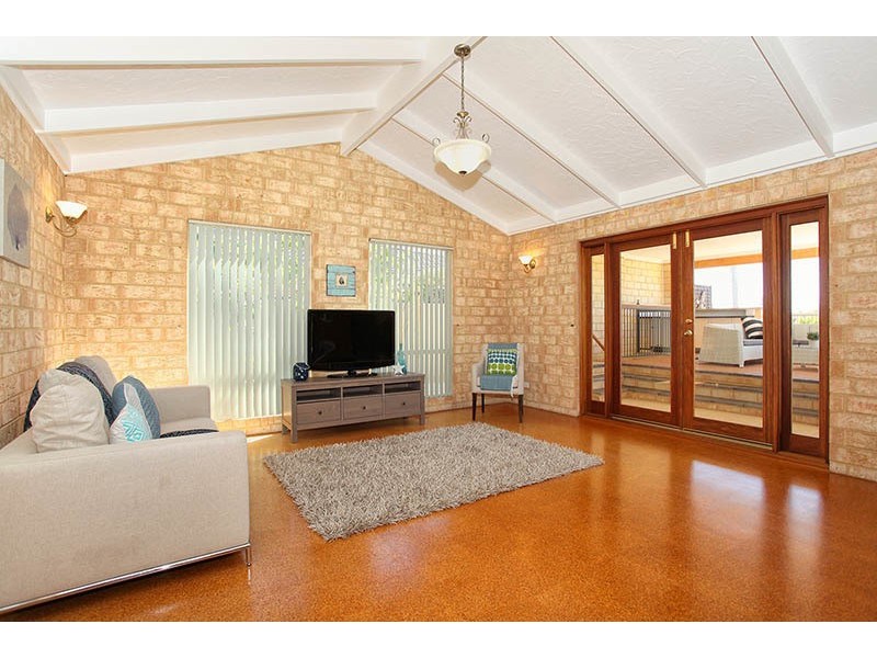 17 Callawa Street, Golden Bay WA 6174