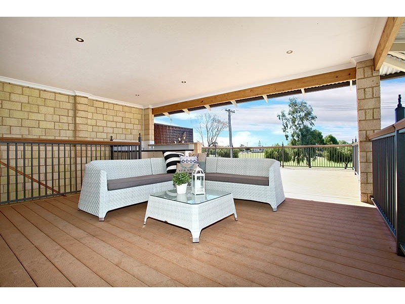 17 Callawa Street, Golden Bay WA 6174