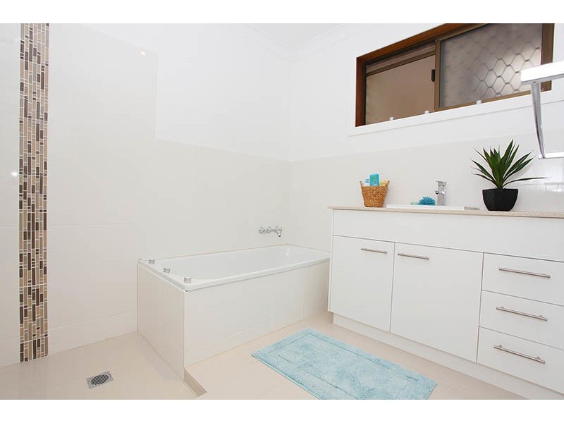 12 Oakland Court, Burleigh Waters QLD 4220