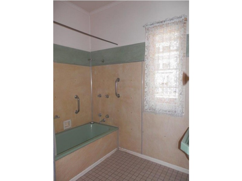 138 Brisbane Road, Booval QLD 4304