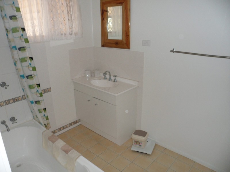 33 Nott Street, Moura QLD 4718