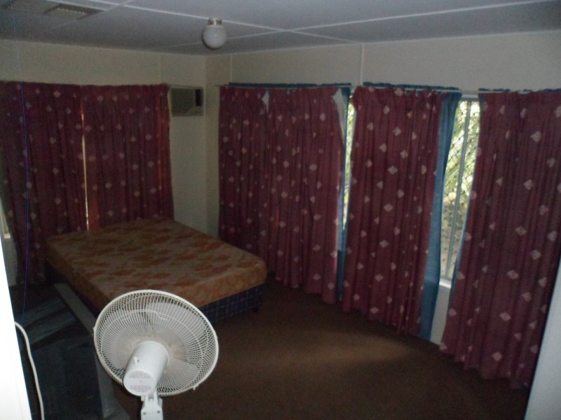33 Nott Street, Moura QLD 4718