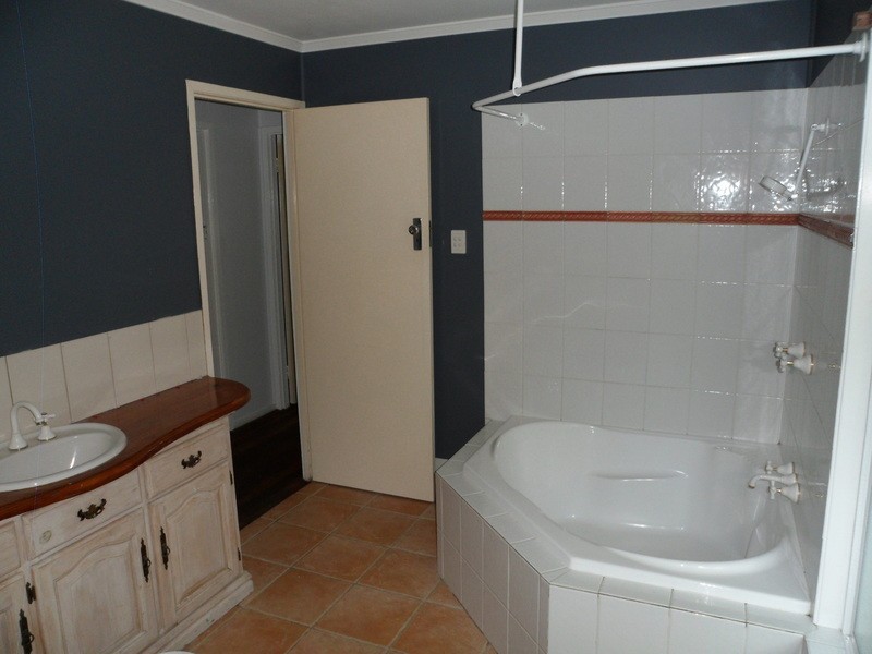 1 Jules Street, Moura QLD 4718