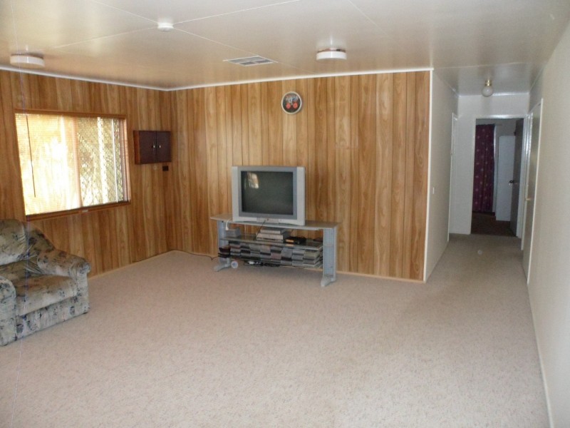 33 Nott Street, Moura QLD 4718