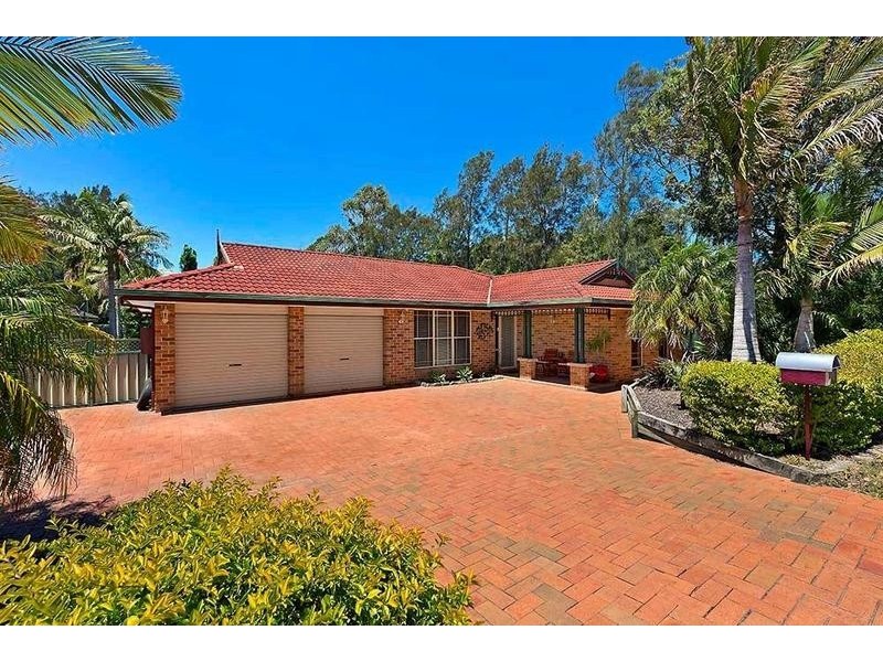 1 Castlereagh Crescent, Bateau Bay NSW 2261