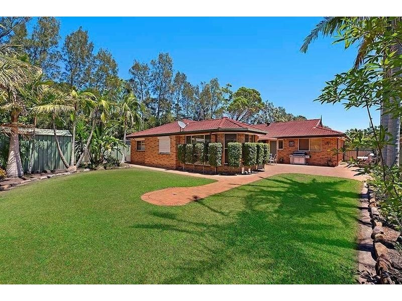 1 Castlereagh Crescent, Bateau Bay NSW 2261