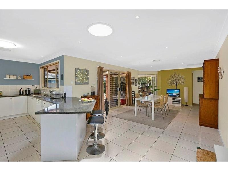 1 Castlereagh Crescent, Bateau Bay NSW 2261
