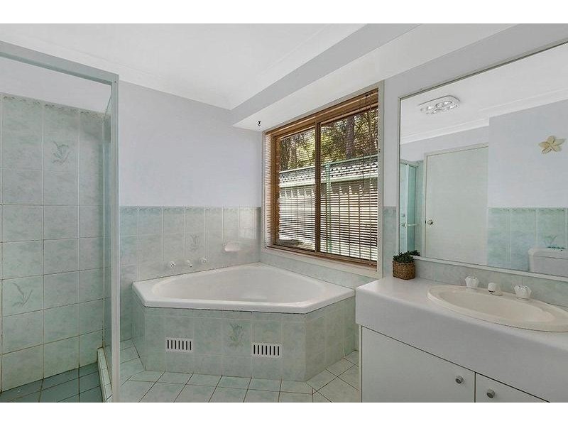 1 Castlereagh Crescent, Bateau Bay NSW 2261