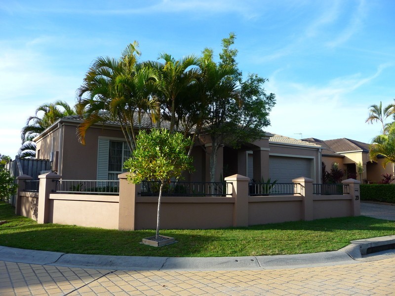 39 Gardendale Crescent, Burleigh Waters QLD 4220